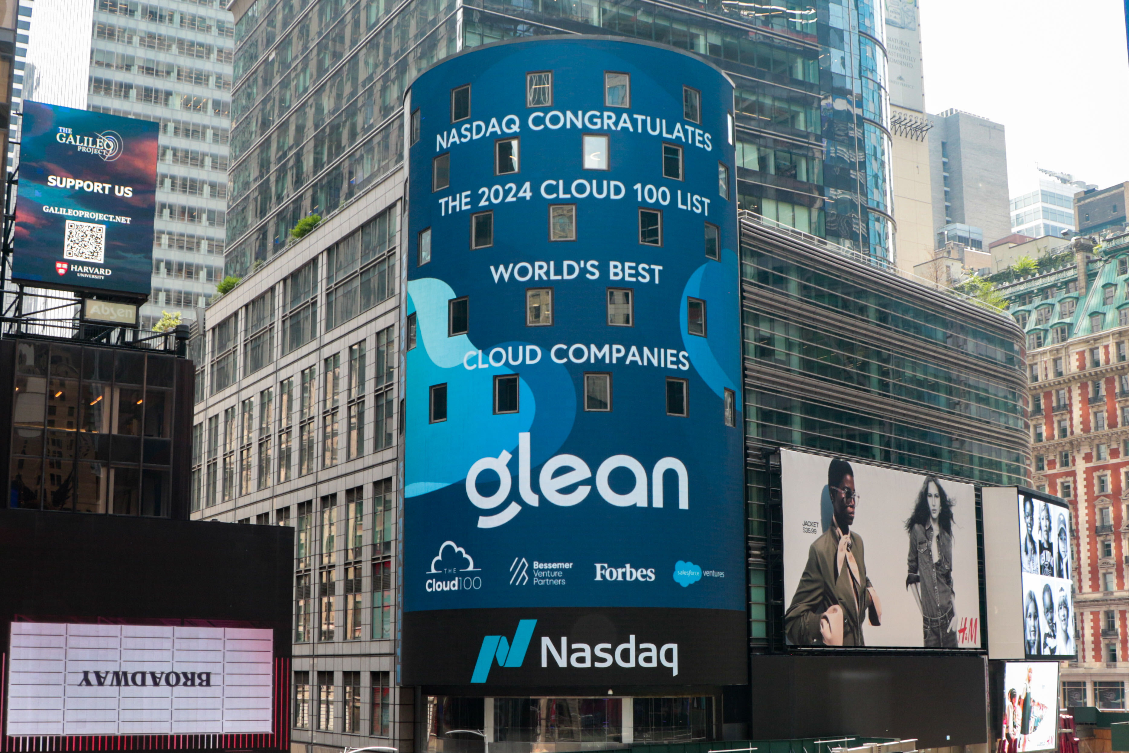 뉴욕 나스닥 전광판에 표시된 글린(Glean)의 2024 Cloud 100 축하 화면